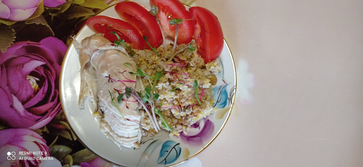 На завтрак каша из пяти злаков, отварная курица, половинка помидора микро зелень. 