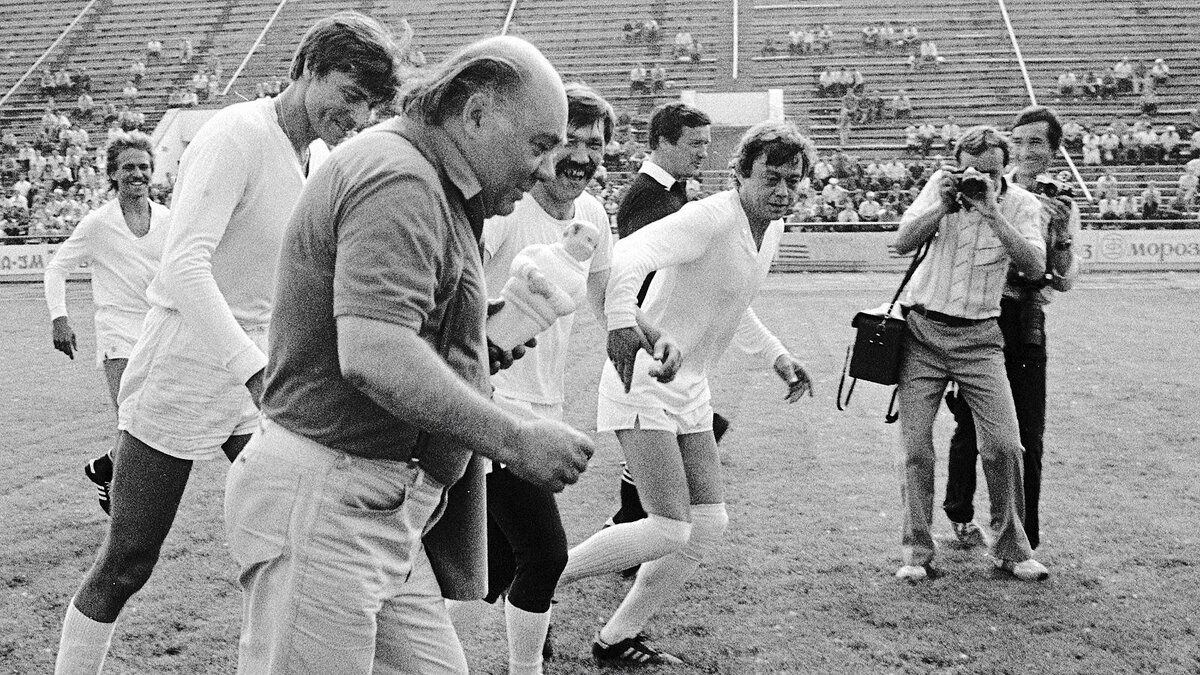 Евгений Леонов и Николай Караченцов - игроки команды "Авось". Фото Дмитрия Коробейникова. Куклу, которую держит в руке Леонов, подарили перед матчем поклонники.