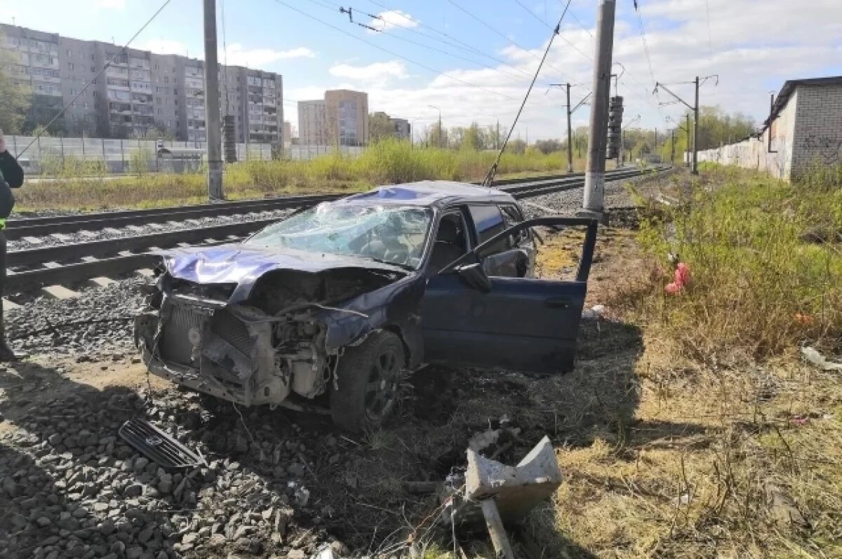 Поезд Воркута – Москва раздавил всмятку легковушку на переезде в Вологде |  АиФ-Коми | Дзен