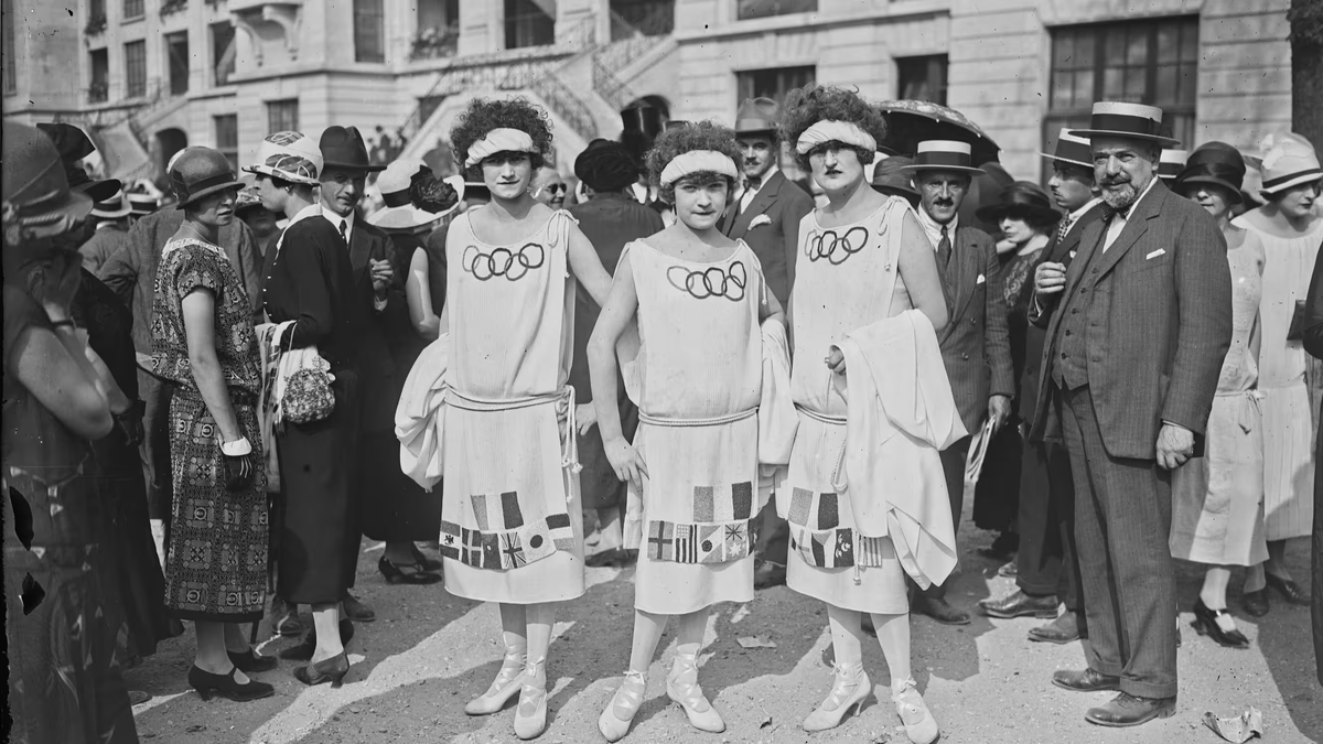 Открытка, на которой молодые женщины позируют с олимпийскими кольцами в Париже, 1924 год. (AGENCE ROL. AGENCE PHOTOGRAPHIQUE/NATIONAL LIBRARY OF FRANCE)