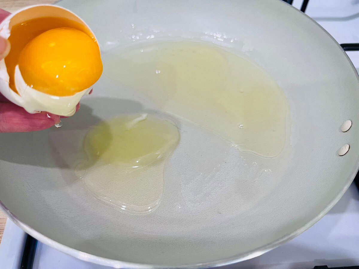 Меня привлек вид блюда: уж сколько я видела этих яичниц, но показалось красиво и захотелось повторить!  Впечатления: напоминает яйцо-пашот, когда белок полностью готов, а желток лишь загустевший.