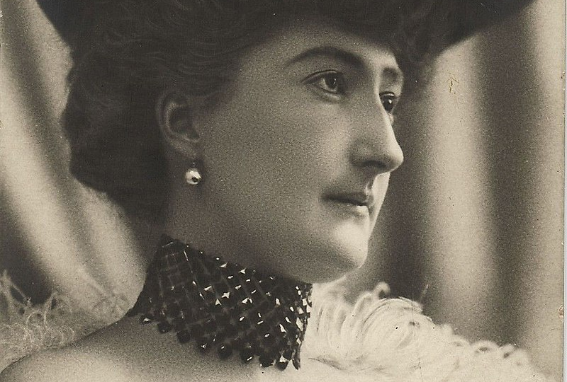 Нелепая девушка