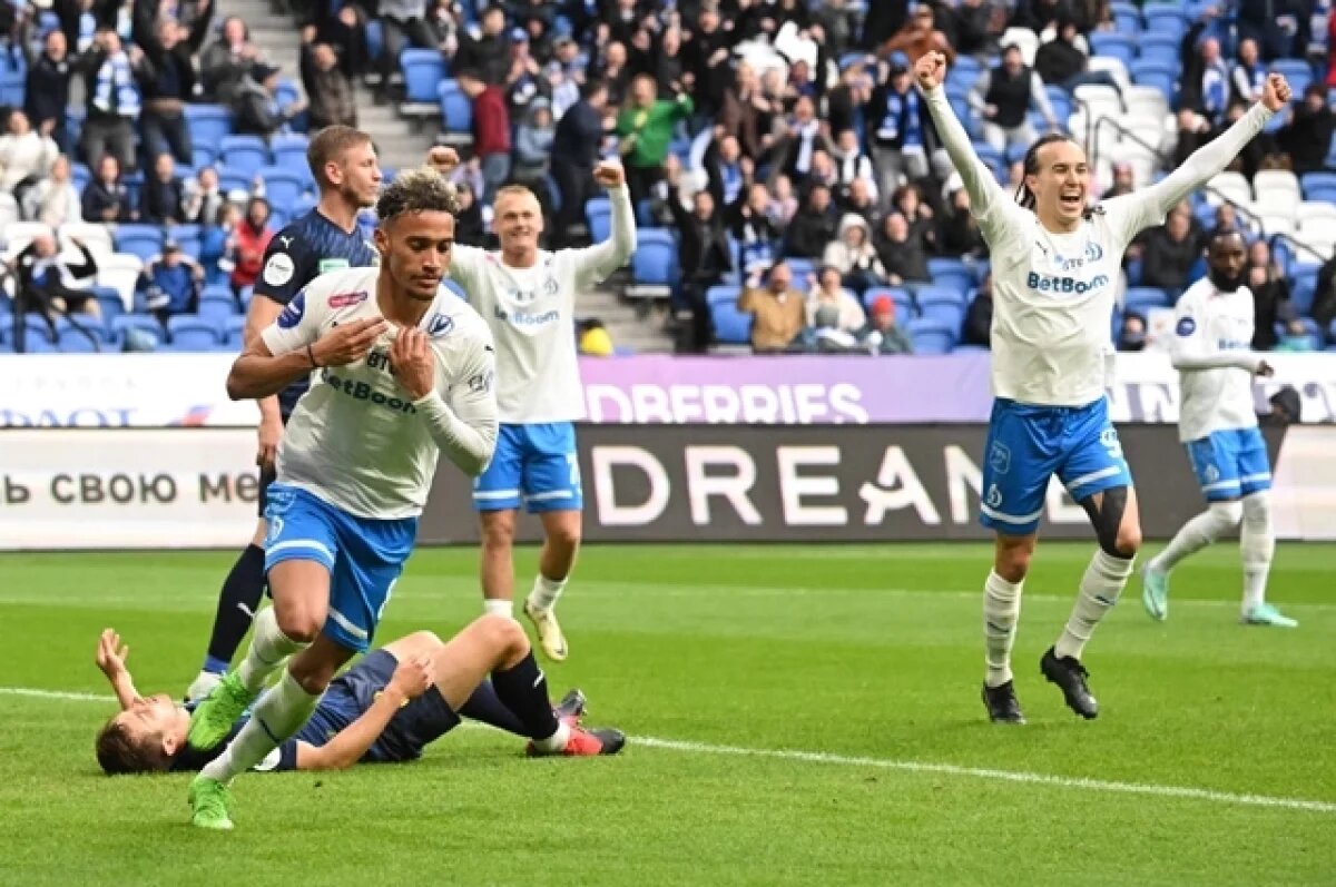    Игровой момент в матче 27-го тура чемпионата России по футболу среди клубов Премьер-лиги между командами ФК «Динамо» (Москва) и ФК «Сочи» (Сочи).