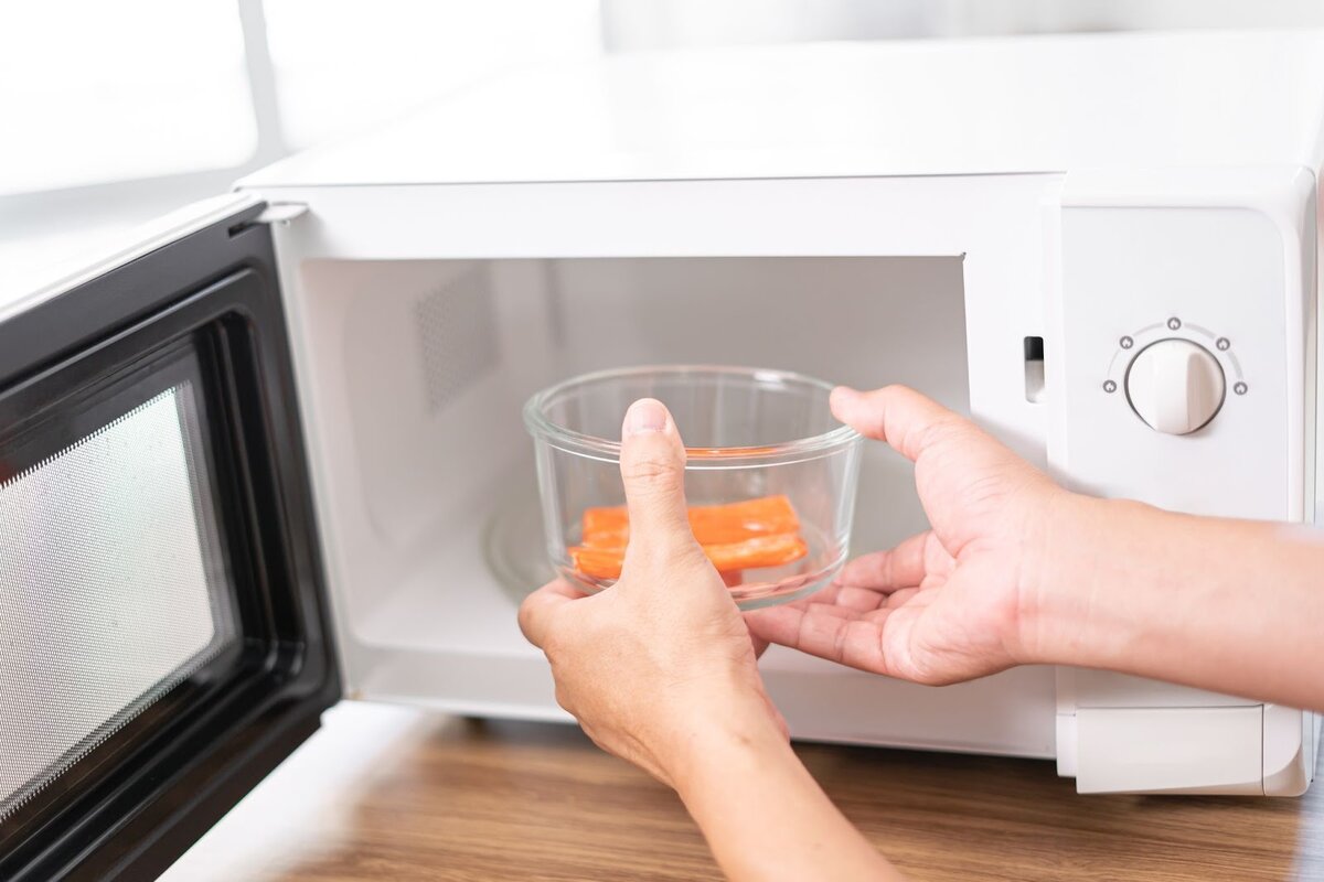 Всем, у кого есть микроволновка, известно, что ставить в неё можно далеко не всю посуду. Иначе при нагреве возникнут треск, искры или прибор сломается.