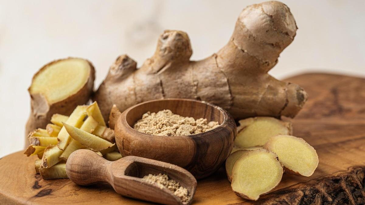    Корень имбиря, нарезанный дольками:Freepik