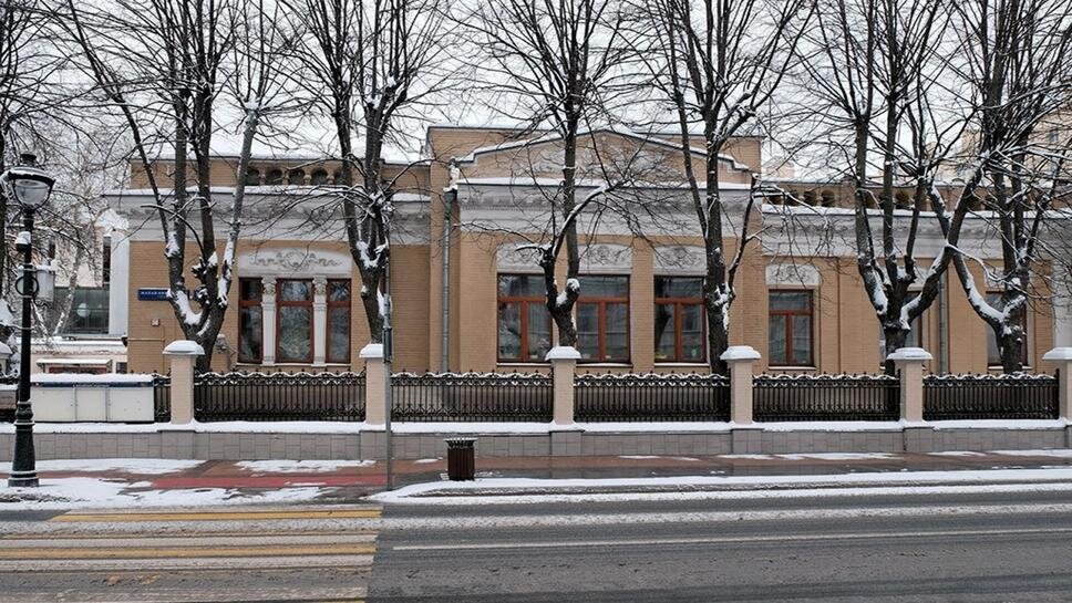 Парадный фасад особняка
