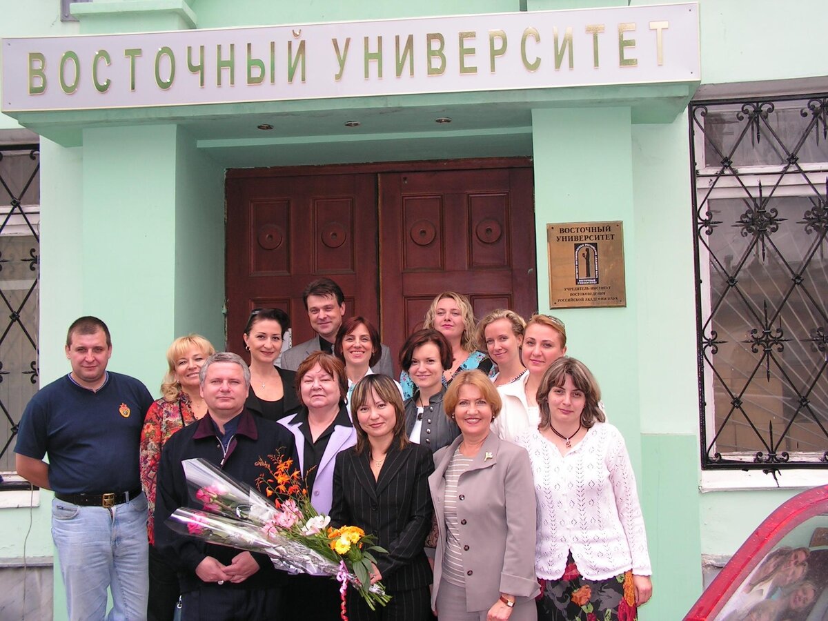 На крыльце Восточного университета