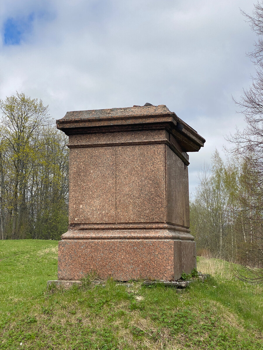 Фашисты первым делом вывезли все культурные ценности из окрестностей Санкт-Петербурга. Даже коней Клодта уволокли. 