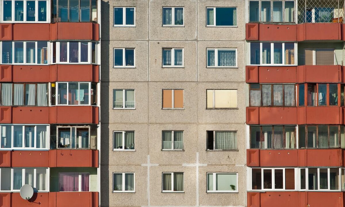 Shutterstock📷Согласно подсчетам аналитического центра «Индикаторы рынка недвижимости IRN.RU», в мае 2024 года с дисконтом продается примерно половина квартир на вторичном рынке жилья Москвы. В начале года 20–30% квартир продавалось со скидками