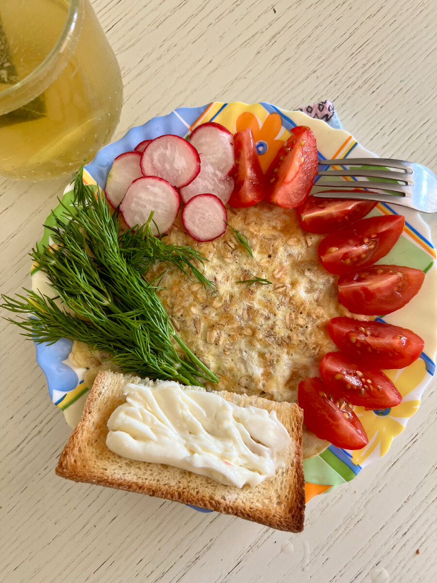 ПП завтрак.  Овсяноблин , помидоры черри, редис , зелень . Цельнозерновой хлеб с творожным сыром. Фото автора. 