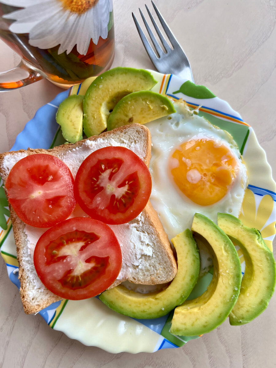 ПП завтрак .Яйцо , авокадо , тост с цельнозернового хлеба .Фото автора. 