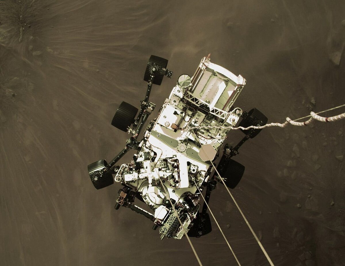 Снимок марсохода с "небесного крана" во время посадки на Марс / NASA 