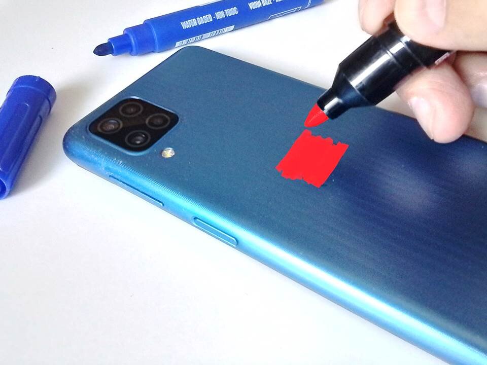 Начиная с января нынешнего года, компания Infinix на техновыставках представляет "фишку" с эффектом хамелеона на тыльной стороне смартфона. С помощью неё задняя панель телефона может менять цвет.