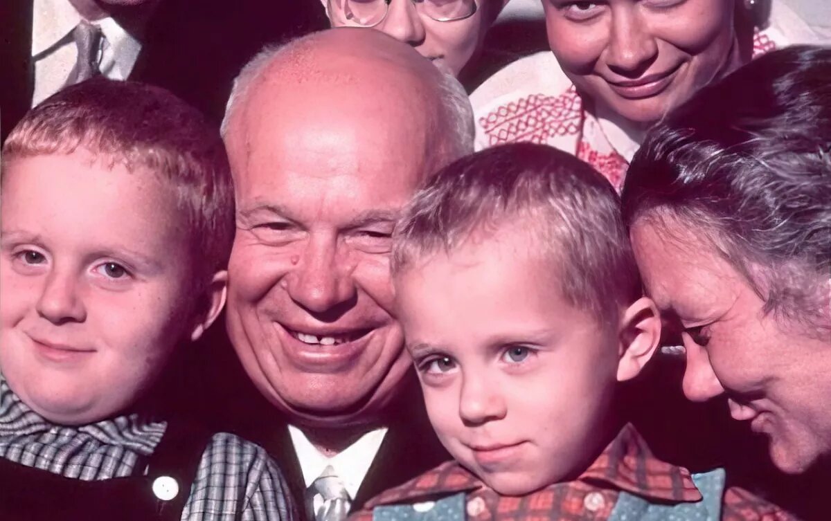 Один из самых одиозных советских лидеров Никита Сергеевич Хрущев был три раза женат и был отцом двоих сыновей и трех дочерей; у него было 7 внуков и 1 внучка.