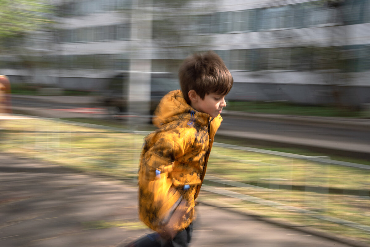 Майк играет в догонялки во время прогулки Фото: Анна Селина для ТД