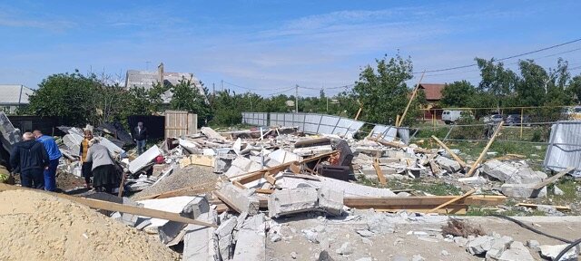 Частный дом разрушен в поселке Ростовской области из-за взрыва, пострадали два человека 