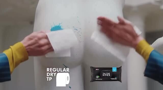 В этой рекламе туалетной бумаги креативность заключается в наглядном сравнении эффективности обычной туалетной бумаги и влажных салфеток. Реклама демонстрирует, как влажные салфетки более эффективно удаляют синее пятно с манекена, подчеркивая их превосходство для лучшей гигиены. 
