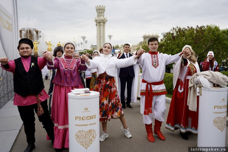 Псковичи Александр и Ольга поженились на Всероссийском свадебном фестивале. Фото: пресс-служба правительства Псковской области