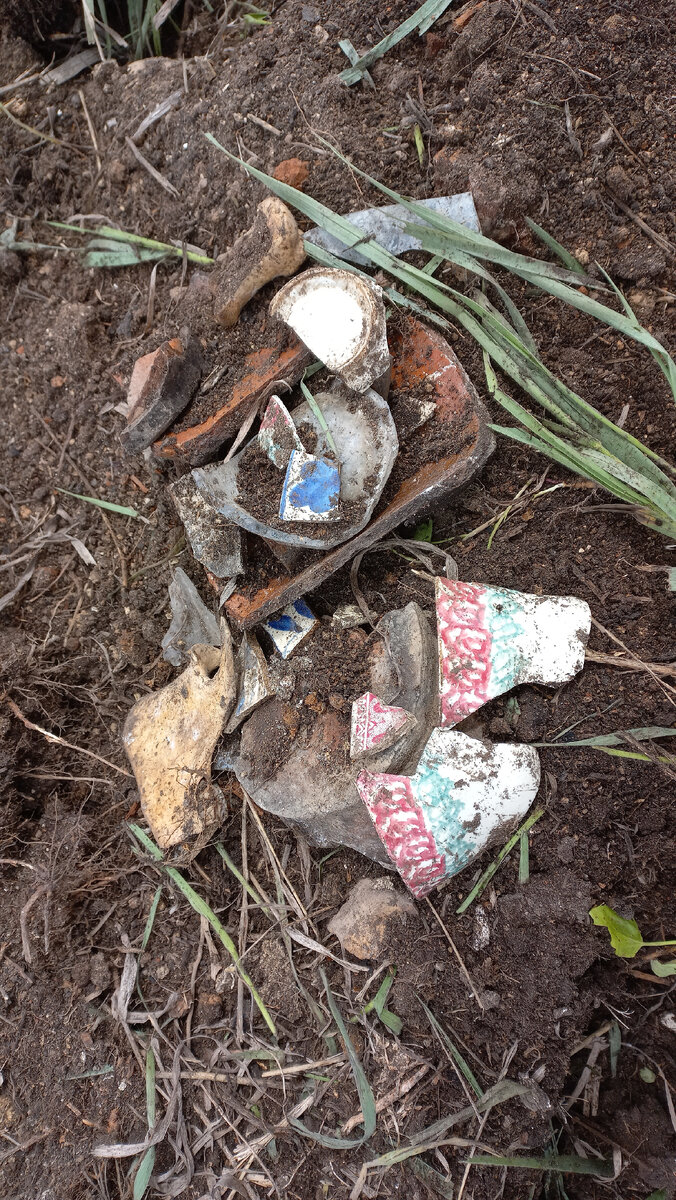 Фарфоровые черепки. Цветные и красная керамика от крынок и кувшинов.