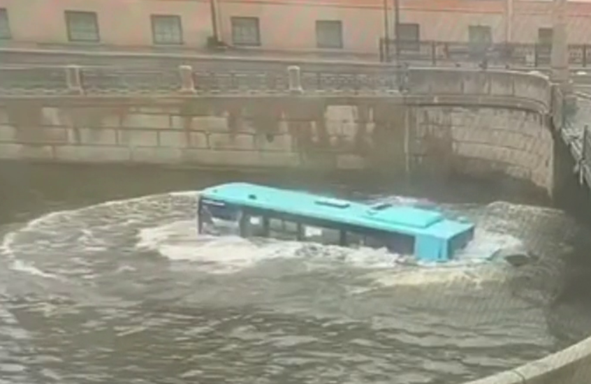 фото: скриншот видео с телеграм-канала "Петербургская полиция"