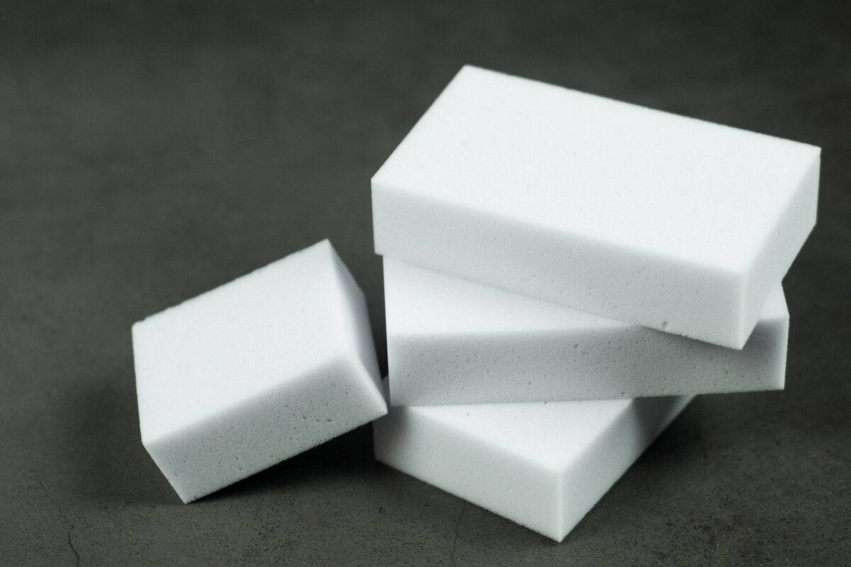    Меламин часто упоминается как эффективный метод чистки затирки плитки.Фото: Shutterstock.com