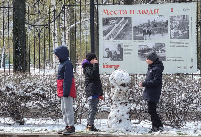 Некоторые зрители успевали не только следить за перипетиями эстафеты, но и лепить снеговиков