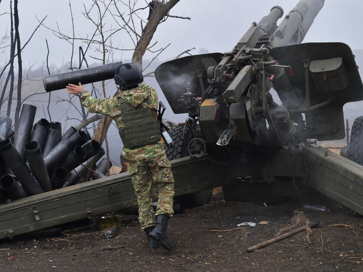   Артиллерист ВС РФ ведет огонь из 152-мм гаубицы "Мста-Б" в зоне СВО© РИА Новости / Павел Лисицын