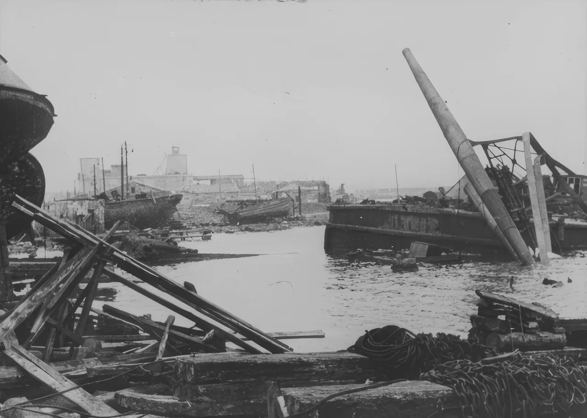 Вид на Керченский порт после захвата города немецкими войсками.