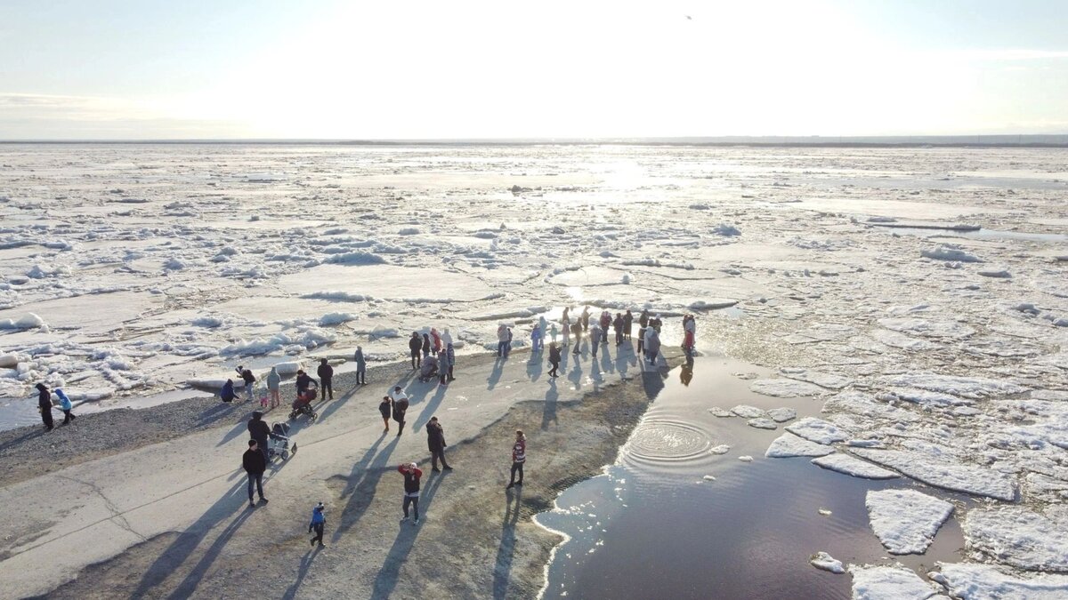 Ледоход на Ямале становится все ближе: специалисты ожидают, что впервые обский лед на территории округа треснет в ближайшие выходные. Об этом сообщил telegram-канал «Ямал. Официально».