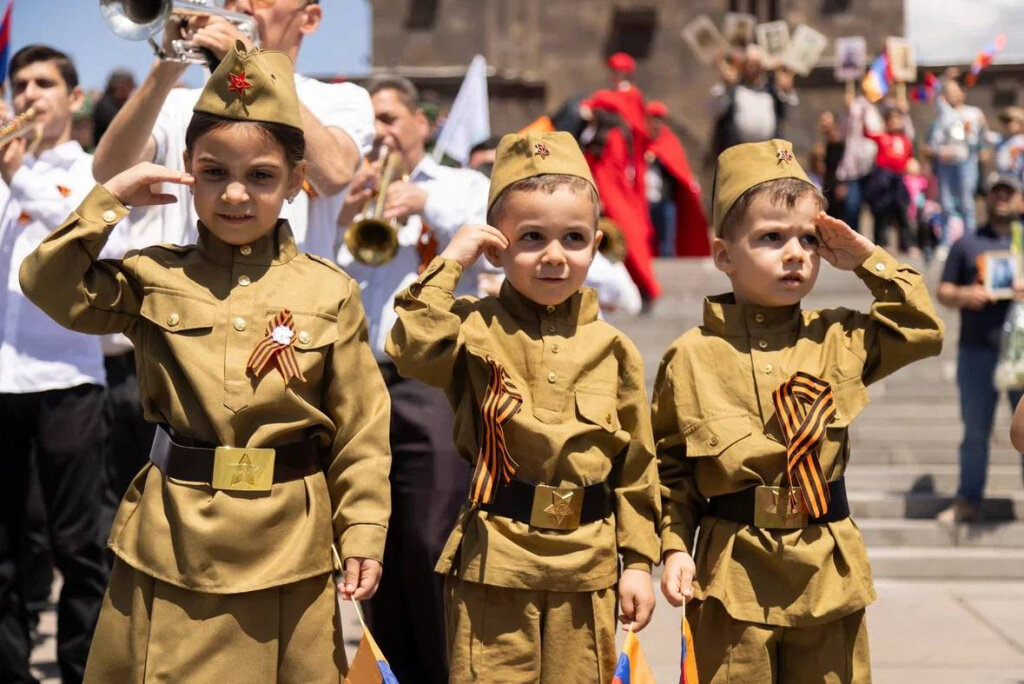 Участники ежегодной акции «Бессмертный полк», стартовавшей с территории близ церкви Сурб Хач, шествием добрались до парка Победы в Ереване.-2