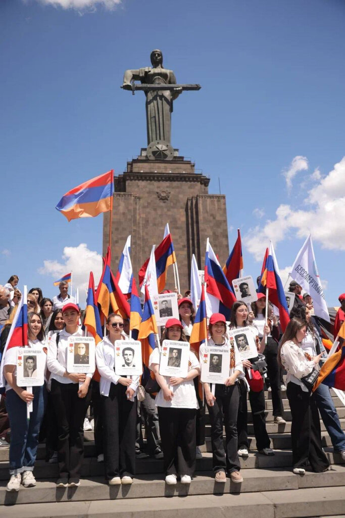 Участники ежегодной акции «Бессмертный полк», стартовавшей с территории близ церкви Сурб Хач, шествием добрались до парка Победы в Ереване.-4