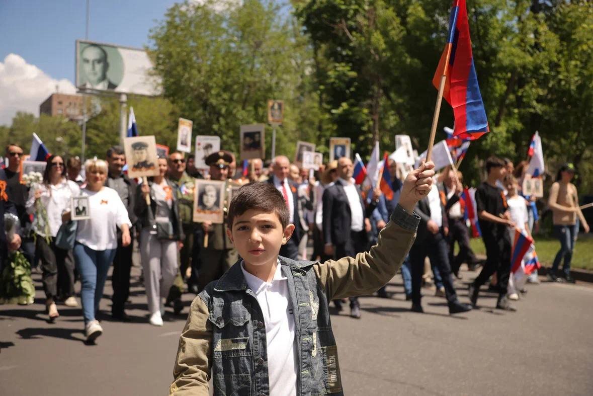 Участники ежегодной акции «Бессмертный полк», стартовавшей с территории близ церкви Сурб Хач, шествием добрались до парка Победы в Ереване.-5