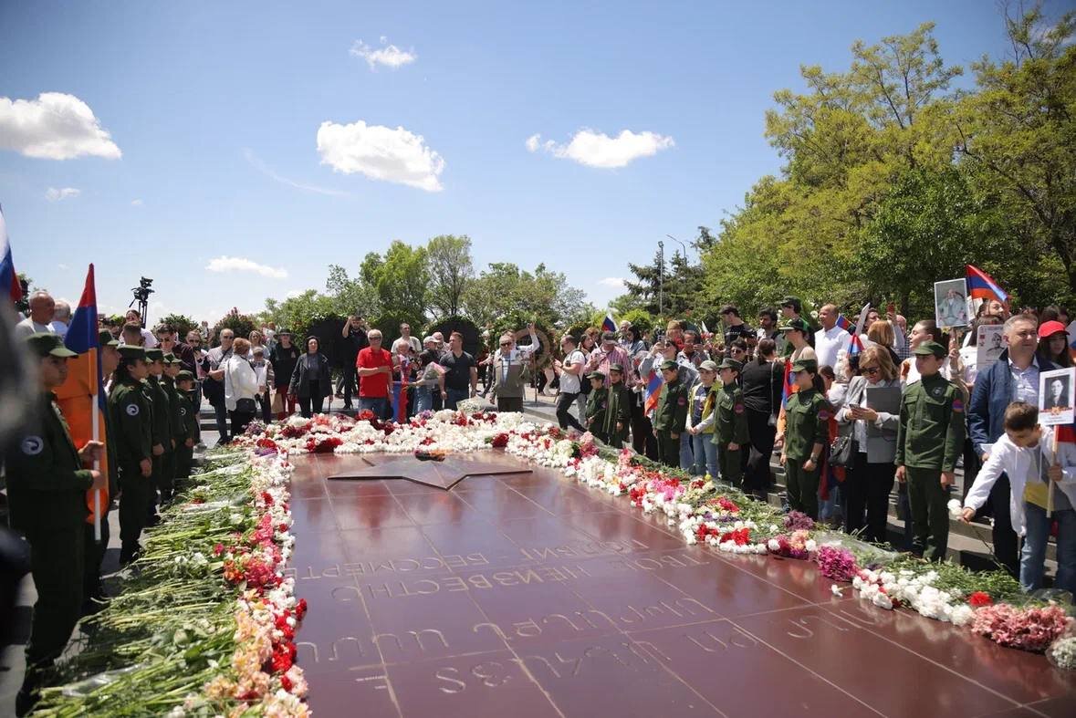 Участники ежегодной акции «Бессмертный полк», стартовавшей с территории близ церкви Сурб Хач, шествием добрались до парка Победы в Ереване.-6