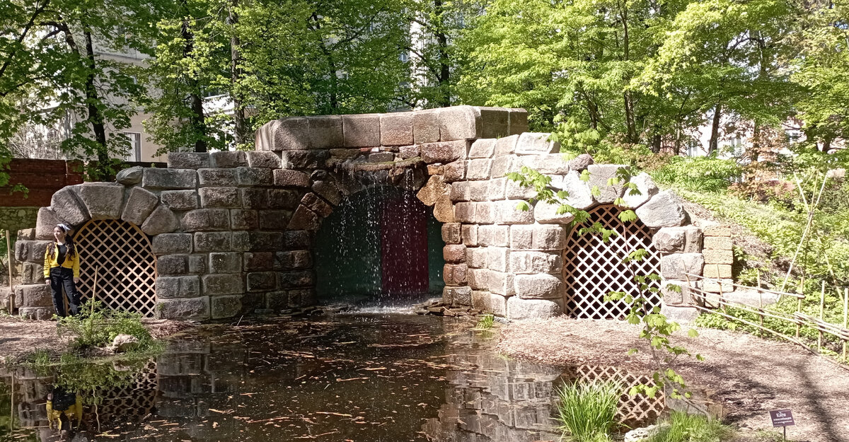 Аптекарский огород. 04.05.2024 г. То ли рукотворный грот, то ли нерукотворный водопад. Такое прелестное местечко практически в центре мегаполиса. Объект на фото слева - случайно попавший в кадр персонаж. Который упорно не желал выходить из кадра. Мы сдались первые))) Фото автора.