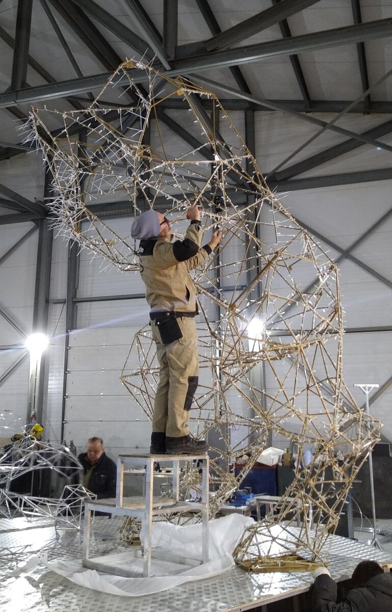 Сборка и декорирование каркаса уличной фигуры «Золотой Лев»