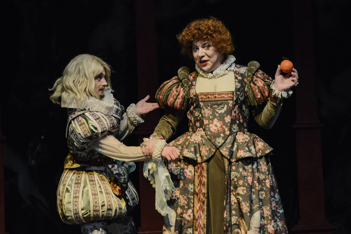 Сцена из спектакля. Сэр Эндрю - В. Владимиров, Мария (справа) - Дмитрий Светус