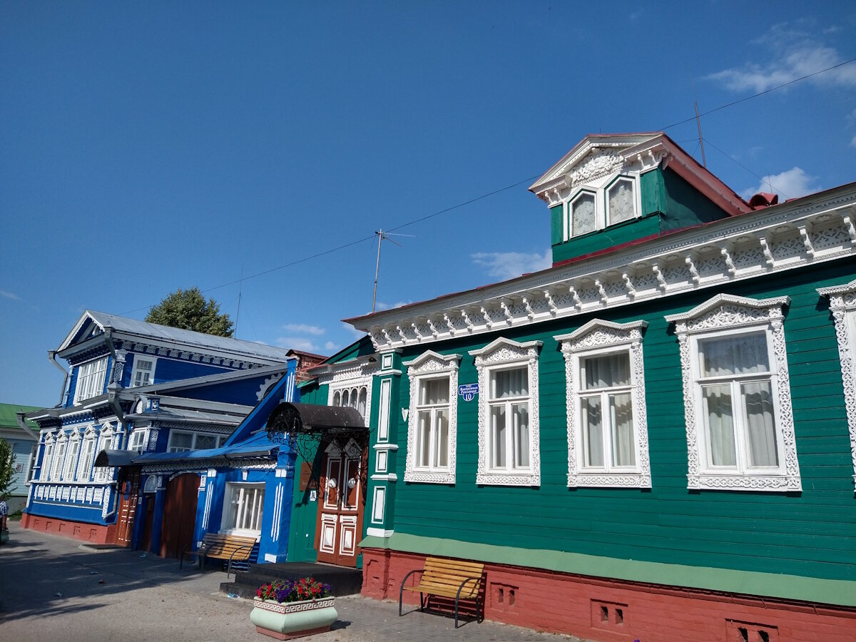 Приятные деревянные домики по улице Набережная Революции