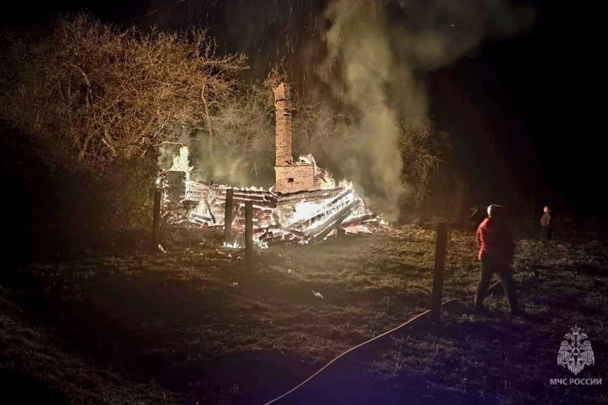    Два человека погибли на пожарах в жилых домах под Псковом за сутки