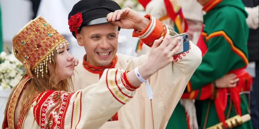    Пары не забывали делать селфи на память.Пелагия Тихонова / Агентство "Москва"