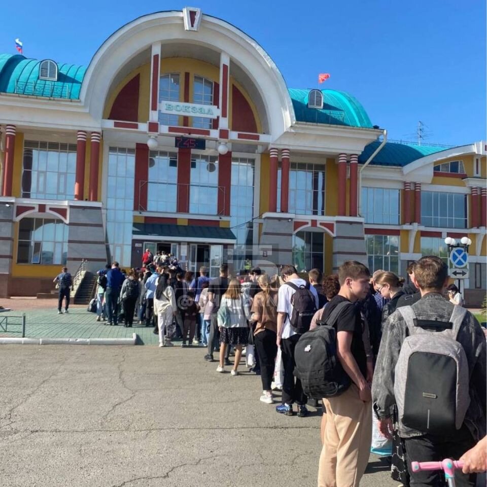    Очередь на вокзал в Бийске. Источник: t.me/chb_brn