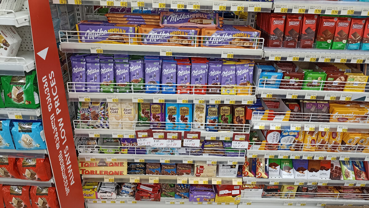 Шоколад в ассортименте в магазине Карфур. Акционная цена 1,79 лари на некоторые виды шоколада Alpen Gold в данный момент является очень выгодной и низкой