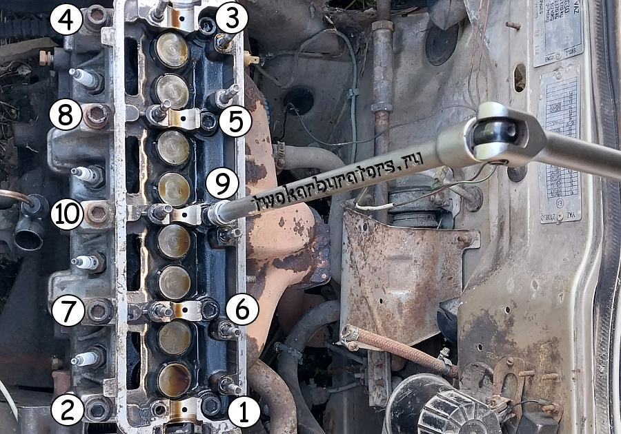 Выворачиваем болты крепления головки блока двигателя 21083 при помощи шестигранника и воротка. По схеме - от краев к центру.