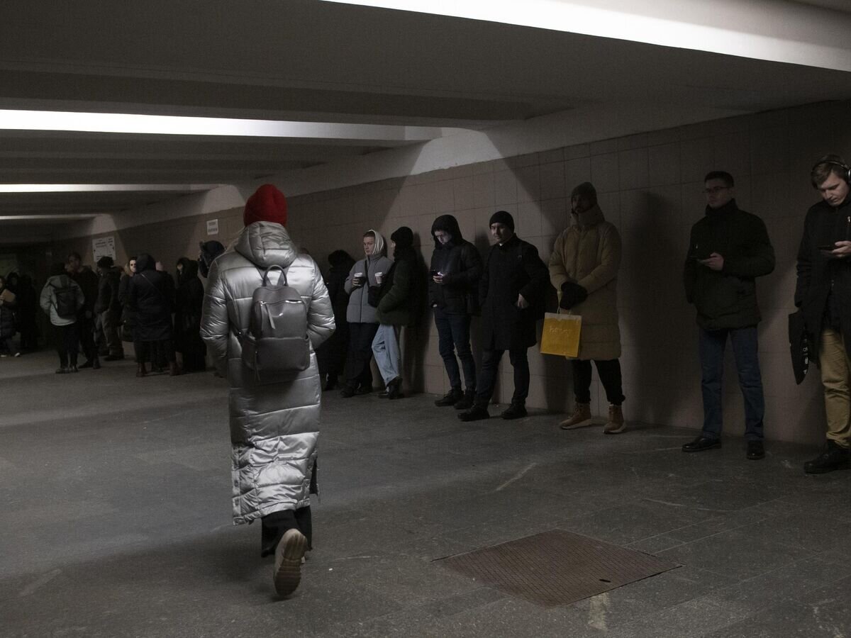    Люди на станции метро в Киеве, Украина© AP Photo / Andrew Kravchenko