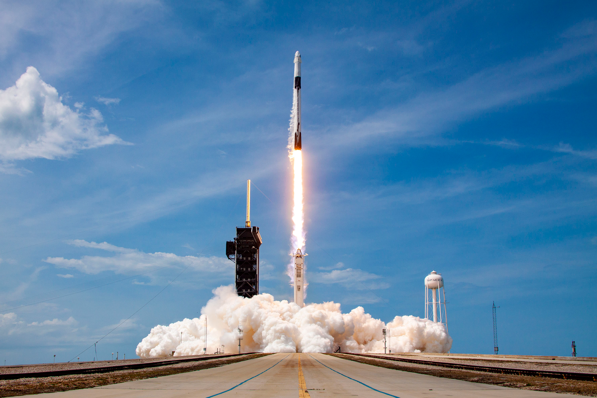 Старт ракеты Falcon-9 от SpaceX. Фото Getty Images  📷
