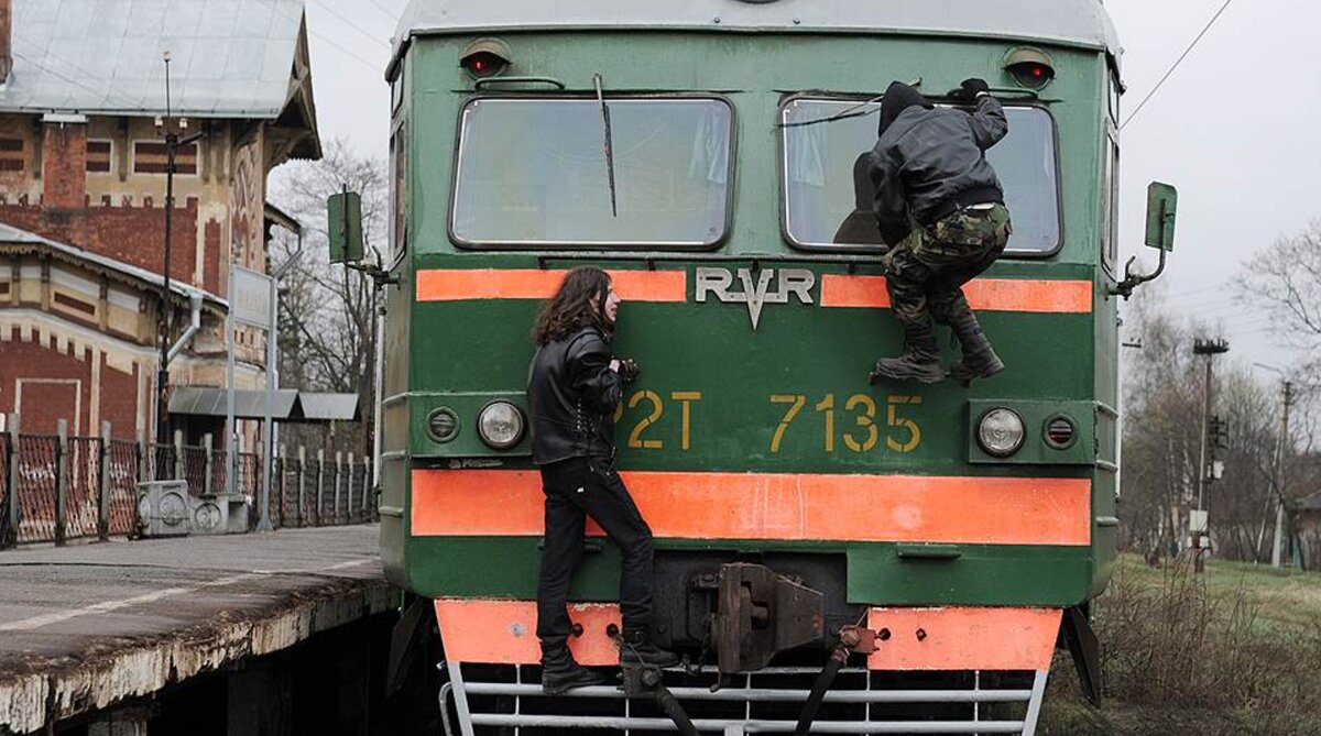 Подростка-зацепера ударило током в пах на крыше вагона в Подмосковье |  РИАМО | Дзен