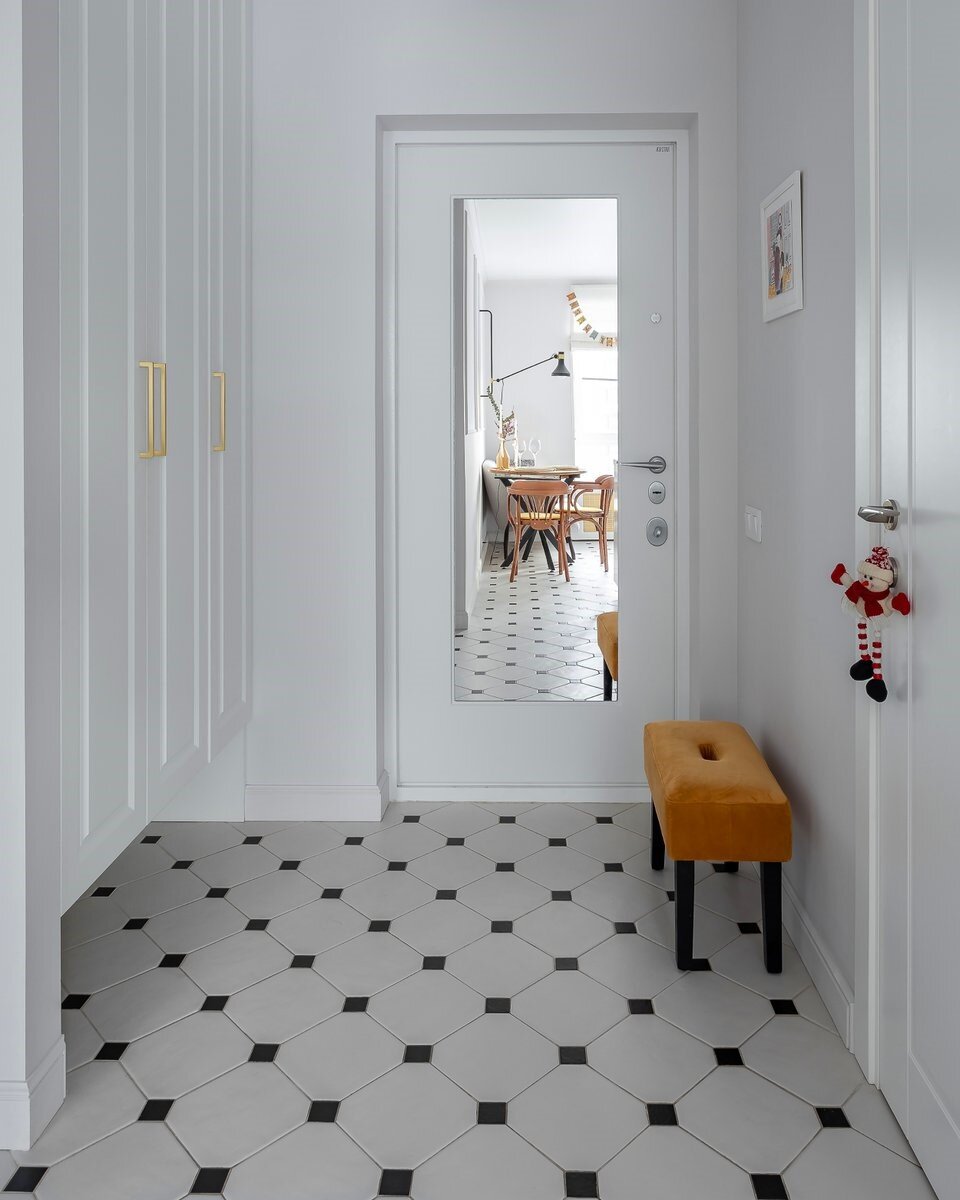 На фото: интерьер прихожей в квартире 51 кв.м, ЖК «Шереметьевский». Дизайнер: Валерия Байдина (@atmoslera); фотограф: Любовь Шкондина