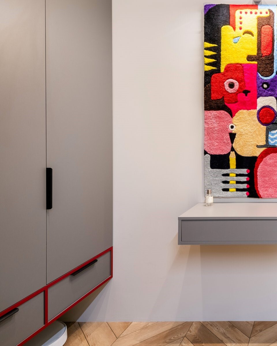 На фото: интерьер прихожей в квартире 48 кв.м, ЖК «Лайф-Варшавская». Дизайнеры: Майсун и Константин (@brainstorm.buro); фото: дизайнеры из бюро Brainstorm и Артем (заказчик)