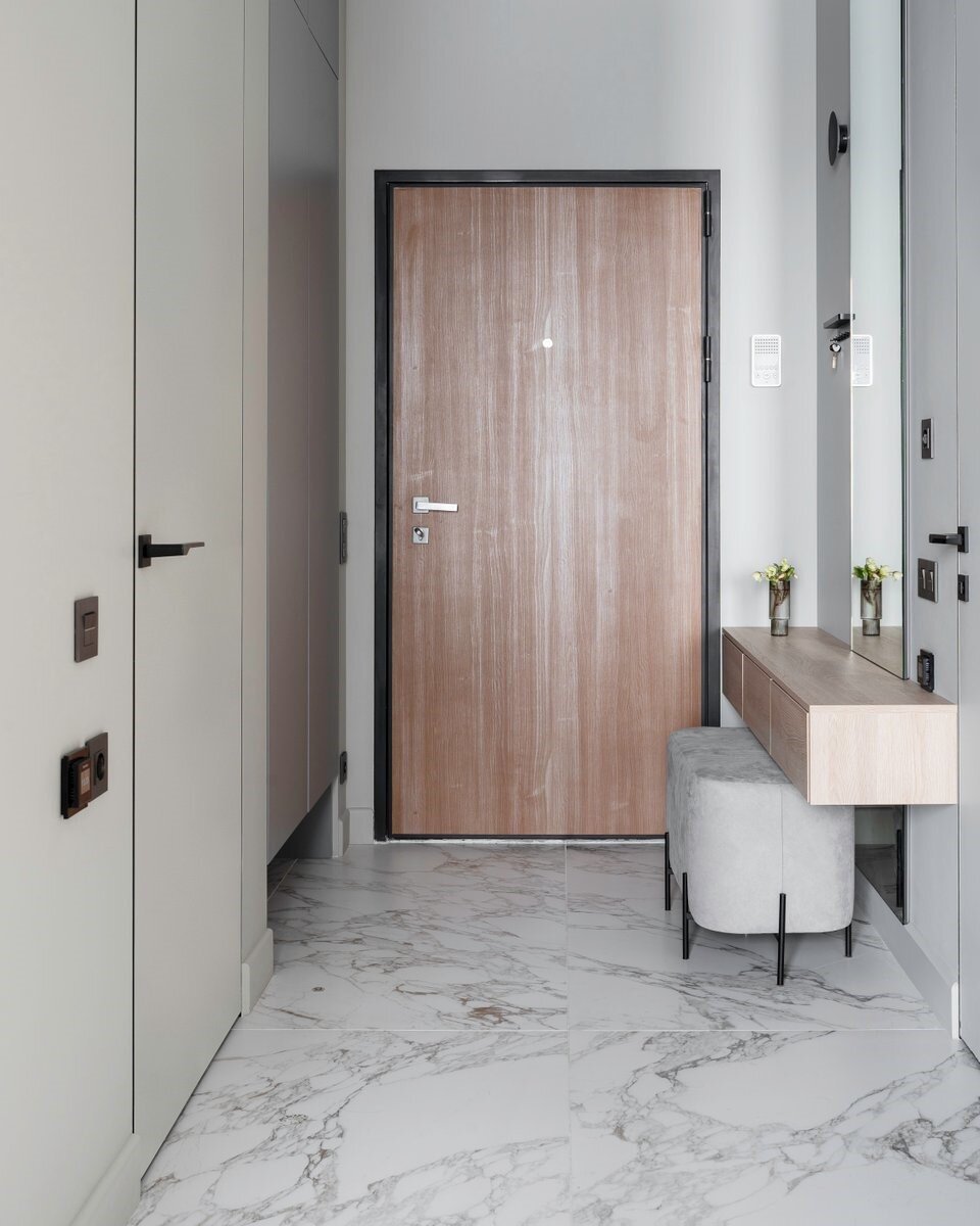 На фото: интерьер прихожей в квартире 46 кв.м, ЖК «Небо». Дизайнер: Лаура Галинурова; стилисты: Лаура Галинурова и Майя Федотова; фотограф: Майя Федотова