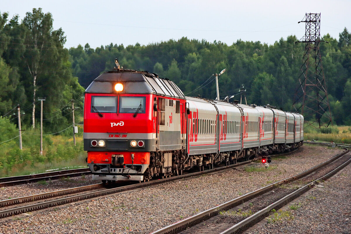 Тепловоз ТЭП70БС-280 с пассажирским поездом следует со стороны Узловой на Ожерелье