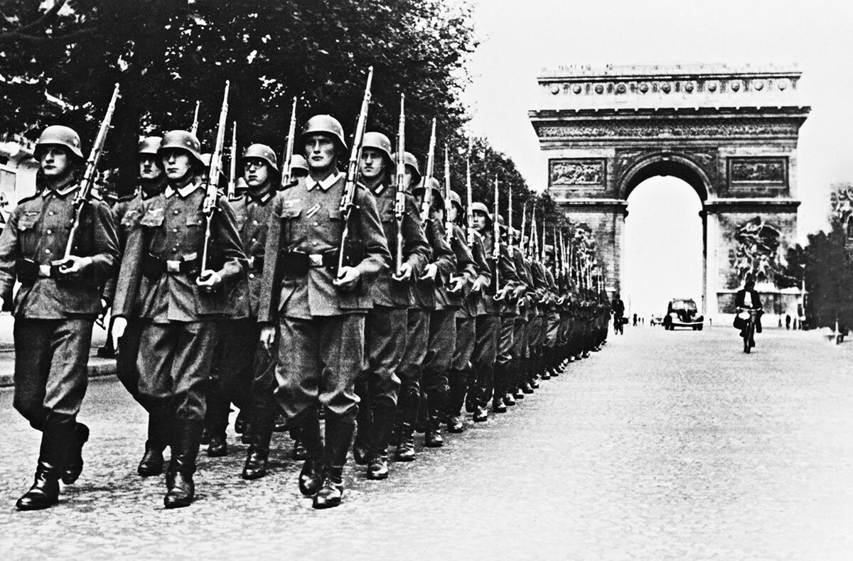Немцы маршируют по Парижу (источник: https://clck.ru/3Abp3j)